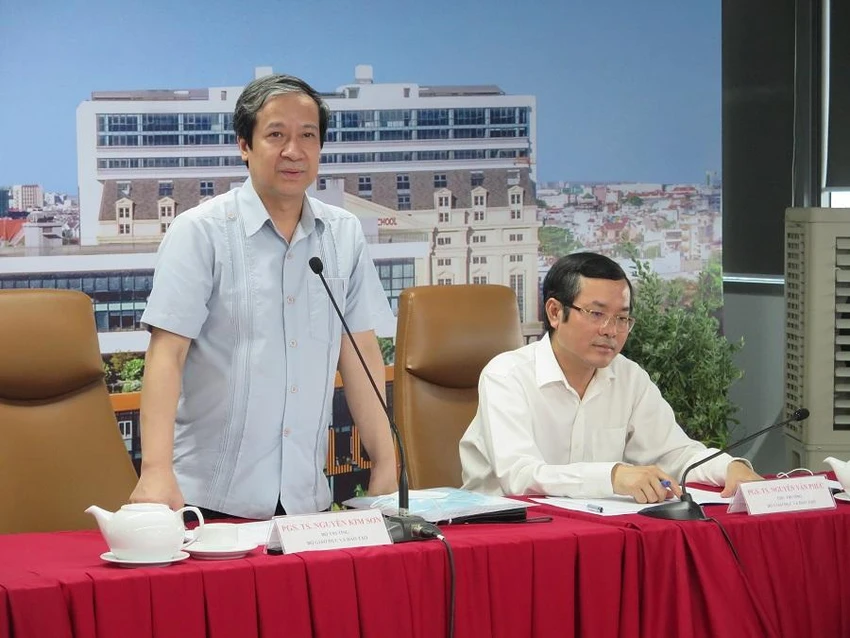 Bộ trưởng Nguyễn Kim Sơn trao đổi tại buổi làm việc với Trường ĐH Văn Lang. Ảnh: PA