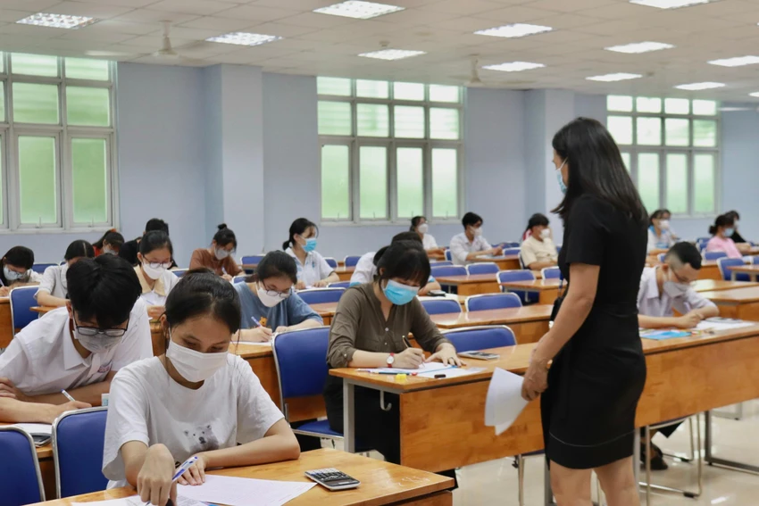 Thí sinh dự thi tại điểm thi Trường ĐH Kinh tế TP.HCM sáng 22-5 Thí sinh dự thi tại điểm thi Trường ĐH Kinh tế TP.HCM sáng 22-5