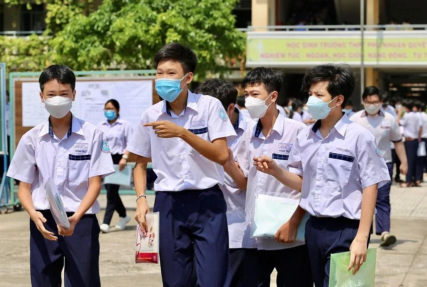 Thí sinh phấn khởi rời phòng thi sau môn thi Toán tại điểm thi Trường THPT Phú Nhuận. Ảnh: TRƯỜNG GIANG Thí sinh phấn khởi rời phòng thi sau môn thi Toán tại điểm thi Trường THPT Phú Nhuận. Ảnh: TRƯỜNG GIANG