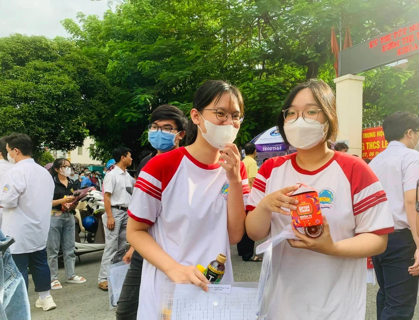 Thí sinh vui vẻ rời phòng thi. Ảnh: Thảo Phương Thí sinh vui vẻ rời phòng thi. Ảnh: Thảo Phương