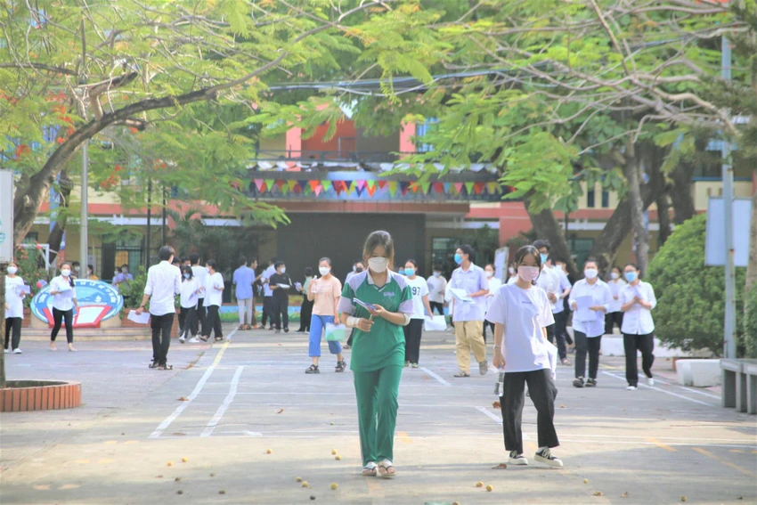 Thí sinh rời phòng thi sau bài thi Toán ở Đà Nẵng. Ảnh: MT Thí sinh rời phòng thi sau bài thi Toán ở Đà Nẵng. Ảnh: MT
