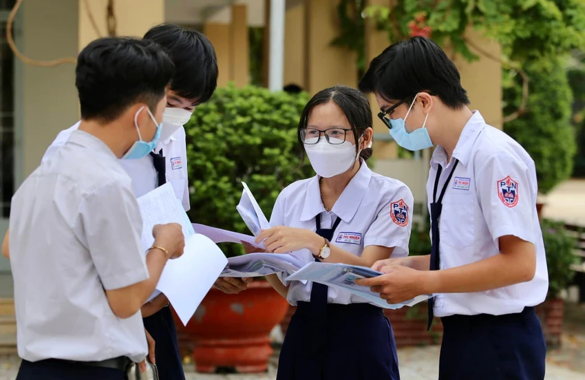 Thí sinh trao đổi bài sau bài thi Toán ở điểm thi Trường THPT Phú Nhuận, TPHCM (ảnh: TRƯỜNG GIANG) Thí sinh trao đổi bài sau bài thi Toán ở điểm thi Trường THPT Phú Nhuận, TPHCM (ảnh: TRƯỜNG GIANG)