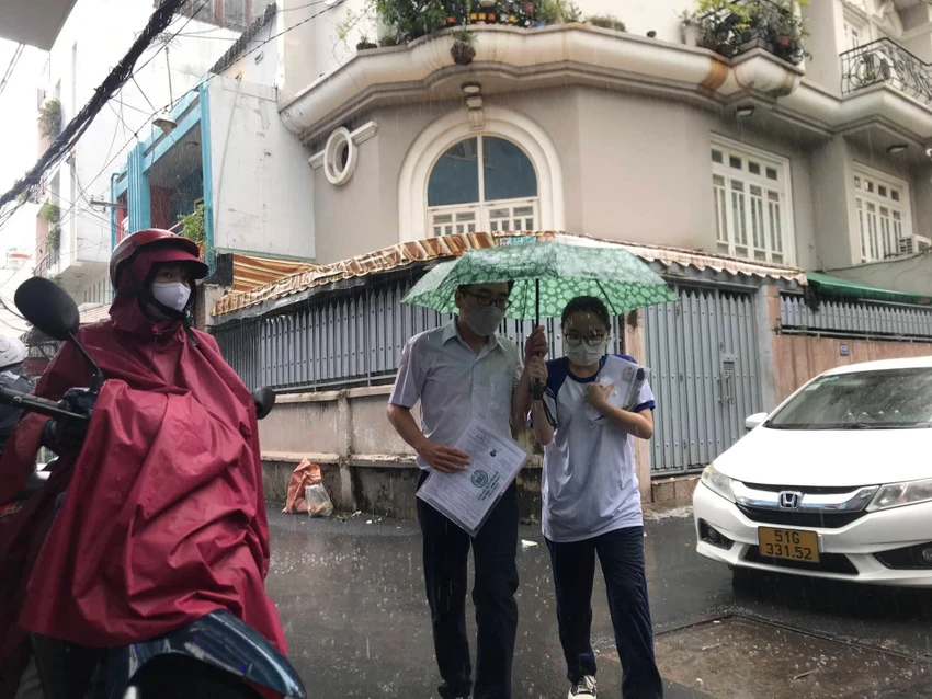 Thí sinh hớt hải chạy mưa đến trường thi môn cuối cùng. Ảnh: TÚ NGÂN Thí sinh hớt hải chạy mưa đến trường thi môn cuối cùng. Ảnh: TÚ NGÂN