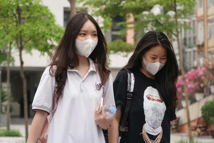 Thí sinh nhiều điểm thi ở Hà Nội thoải mái trước giờ thi môn cuối. Ảnh: PHI HÙNG Thí sinh nhiều điểm thi ở Hà Nội thoải mái trước giờ thi môn cuối. Ảnh: PHI HÙNG