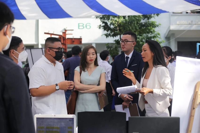Các đội thi thuyết minh và giới thiệu các ý tưởng khởi nghiệp cho khách mời, ban giám khảo tại chung kết. Các đội thi thuyết minh và giới thiệu các ý tưởng khởi nghiệp cho khách mời, ban giám khảo tại chung kết.