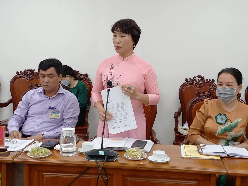 Hiệu trưởng Phạm Thị Phương Hồng báo cáo tại buổi làm việc Hiệu trưởng Phạm Thị Phương Hồng báo cáo tại buổi làm việc