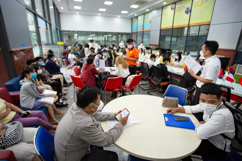 Đông phụ huynh, thí sinh có mặt sớm tại Trường ĐH Công nghệ TP.HCM để nhập học Đông phụ huynh, thí sinh có mặt sớm tại Trường ĐH Công nghệ TP.HCM để nhập học
