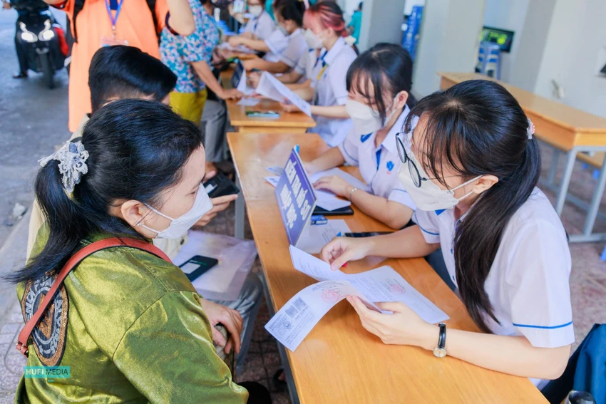 Thí sinh được hướng dẫn làm thù tục nhập học Thí sinh được hướng dẫn làm thù tục nhập học