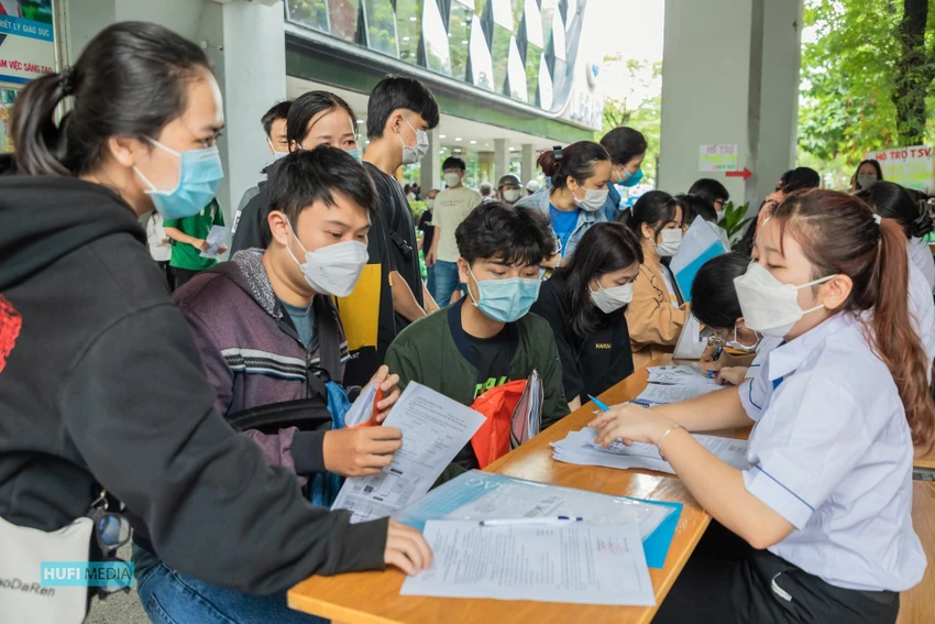 Đông thí sinh làm thủ tục nhập học tại Trường ĐH Công nghiệp thực phẩm TP.HCM. ảnh: HUFI Đông thí sinh làm thủ tục nhập học tại Trường ĐH Công nghiệp thực phẩm TP.HCM. ảnh: HUFI