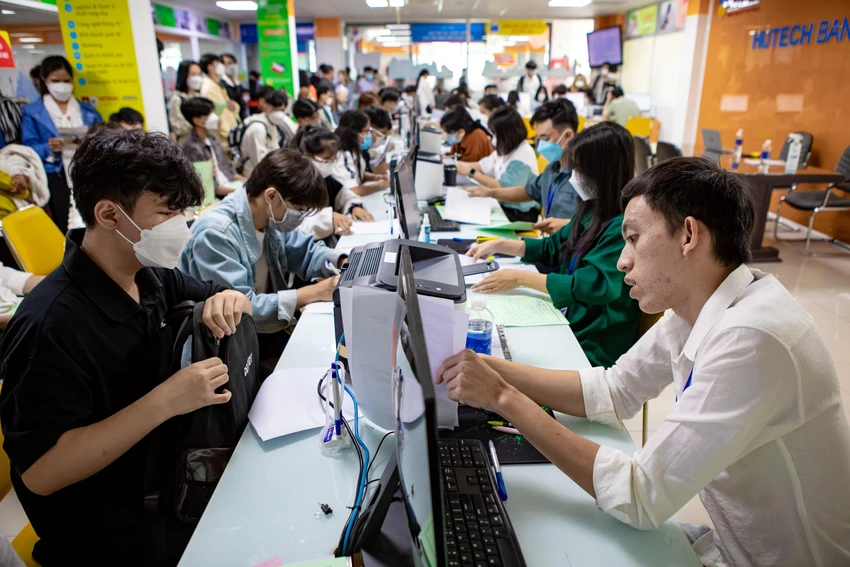 Rất đông phụ huynh, thí sinh làm thủ tục nhập học tại Trường ĐH Công nghệ TP.HCM. Ảnh: LÊ GIANG