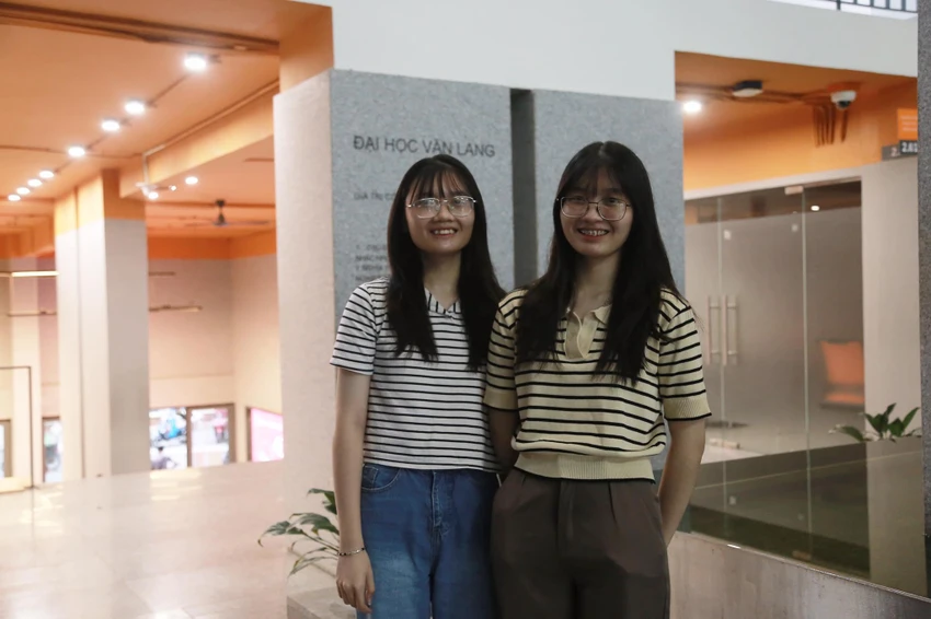 Hai chị em Hồng Thanh và Hồng tú khi đến trường nhập học. Ảnh: VL Hai chị em Hồng Thanh và Hồng tú khi đến trường nhập học. Ảnh: VL
