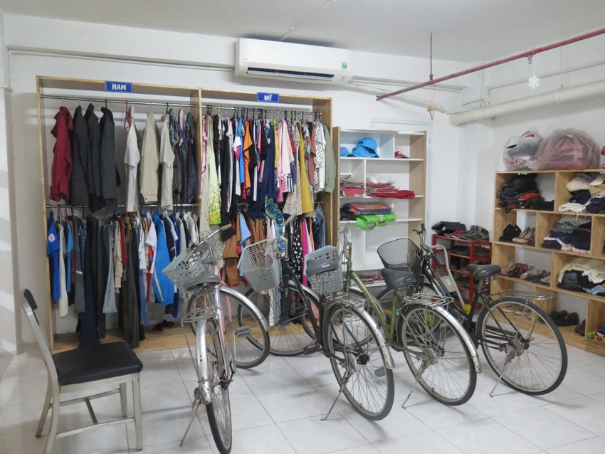 Một góc cho sinh viên sử dụng xe đạp, quần áo, giày dép... miễn phí tại Góc sẻ chia của trường. Ảnh: P.A Một góc cho sinh viên sử dụng xe đạp, quần áo, giày dép... miễn phí tại Góc sẻ chia của trường. Ảnh: P.A