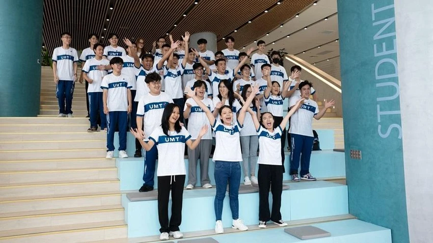 Những tân sinh viên khóa đầu tiên của trường đón năm học mới