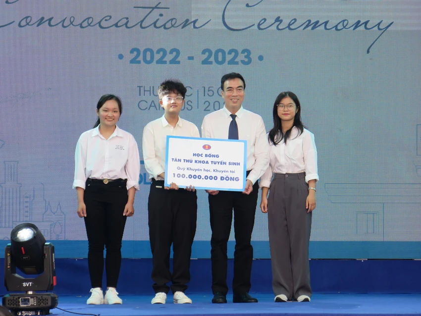 Phó hiệu trưởng Phạm Tấn Hạ (thứ hai bìa phải) trao tặng học bổng toàn phần 4 năm học cho 3 thủ khoa đầu vào năm học này. Ảnh: P.ANH Phó hiệu trưởng Phạm Tấn Hạ (thứ hai bìa phải) trao tặng học bổng toàn phần 4 năm học cho 3 thủ khoa đầu vào năm học này. Ảnh: P.ANH