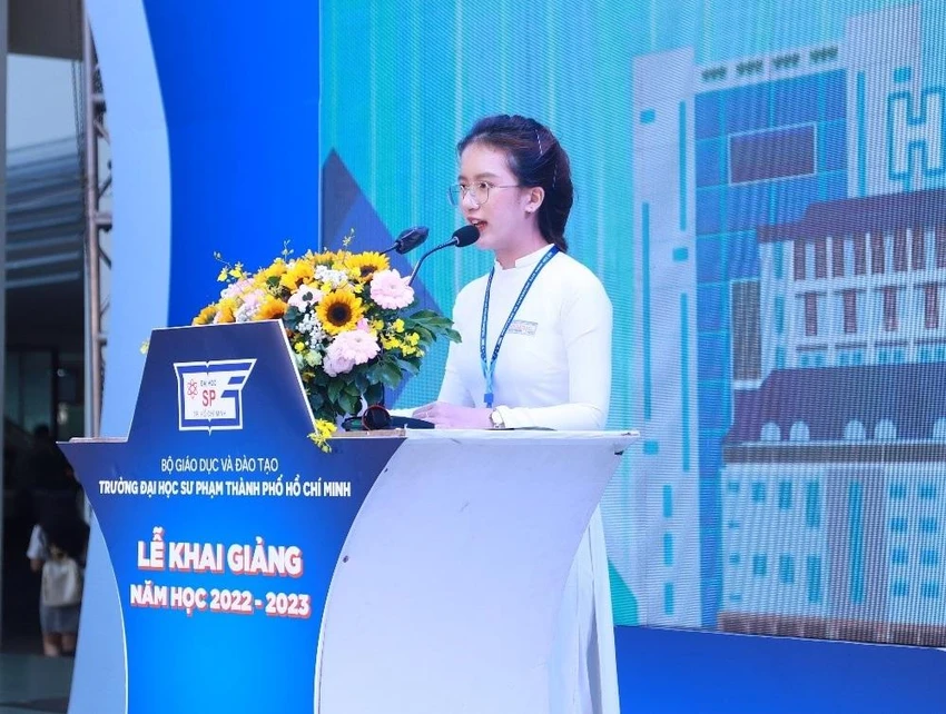 Thủ khoa Nguyễn Thị Bích Ngân phát biểu tại khai giảng. Thủ khoa Nguyễn Thị Bích Ngân phát biểu tại khai giảng.