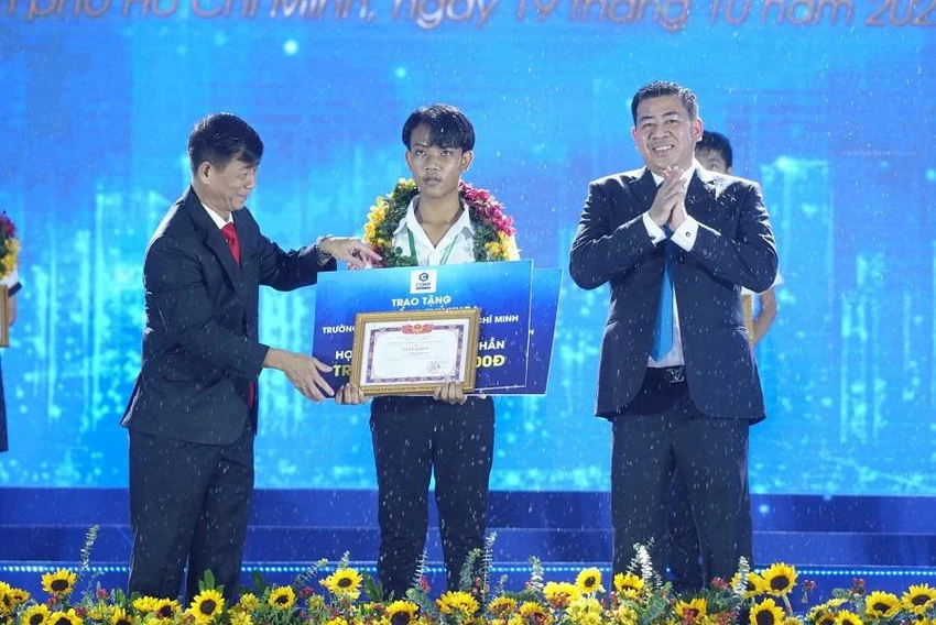 Thủ khoa Mang Dương được tuyên dương, nhận khen thưởng tại buổi lễ khai giảng. Ảnh: NTCC