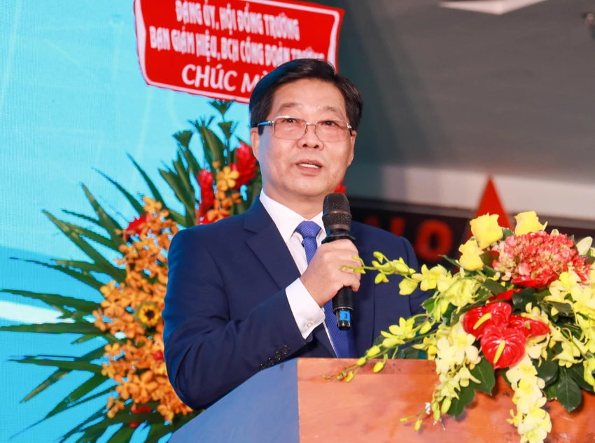 PGS.TS Trần Hoàng Hải chia sẻ với sinh viên tại buổi lễ PGS.TS Trần Hoàng Hải chia sẻ với sinh viên tại buổi lễ