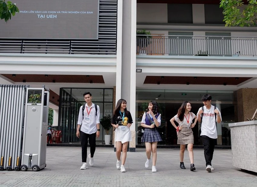Sinh viên Trường ĐH Kinh tế TP.HCM được về quê một tháng vì trường dạy học trực tuyến 2 tuần cận Tết. Ảnh: NTCC Sinh viên Trường ĐH Kinh tế TP.HCM được về quê một tháng vì trường dạy học trực tuyến 2 tuần cận Tết. Ảnh: NTCC