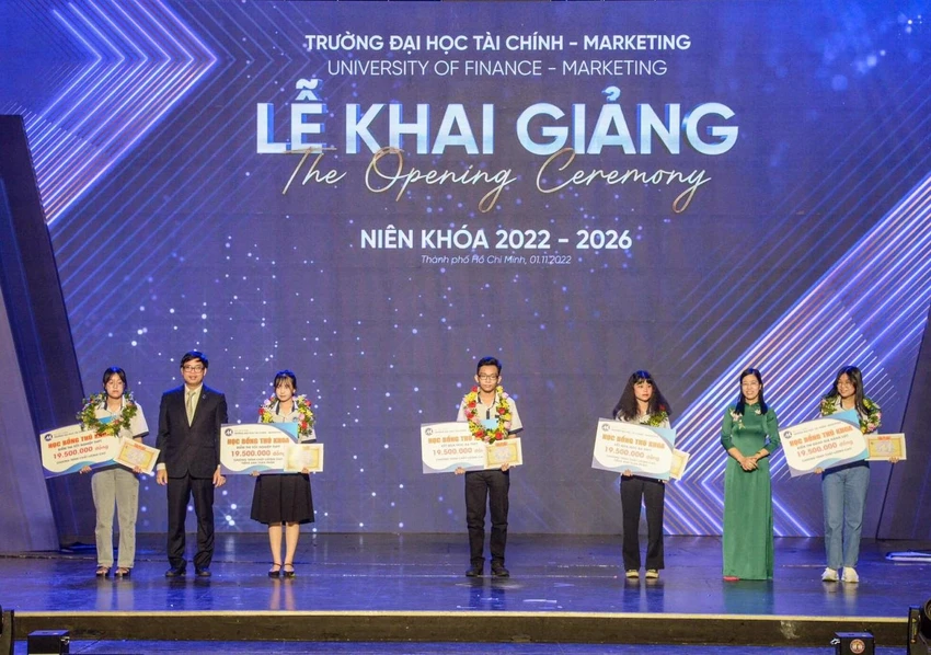 Em Hà Tố Trinh (bìa phải) cùng các bạn đạt thủ khoa được khen thưởng tại buổi lễ. Em Hà Tố Trinh (bìa phải) cùng các bạn đạt thủ khoa được khen thưởng tại buổi lễ.