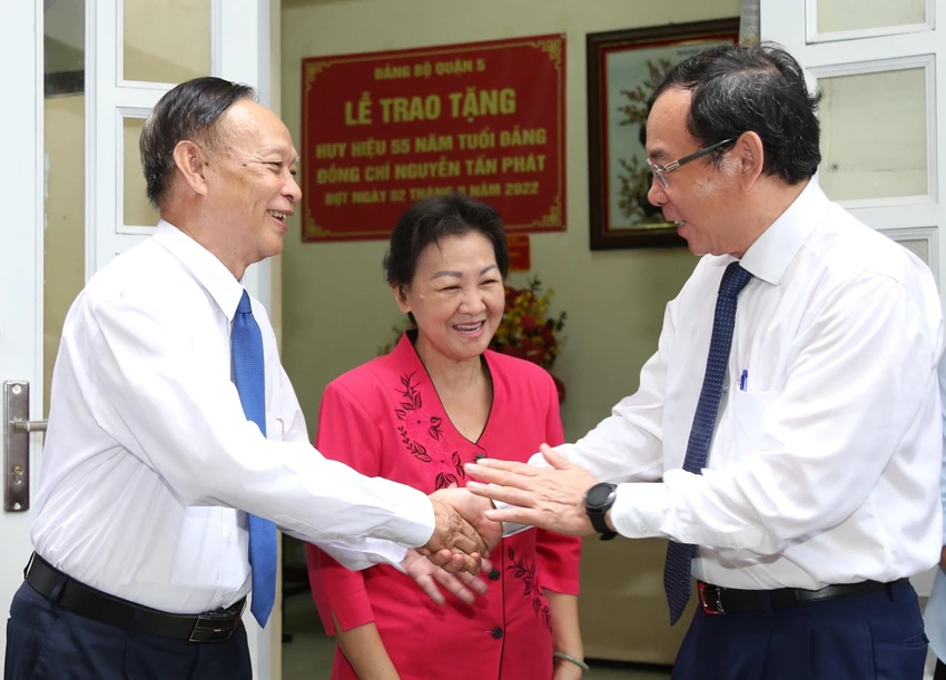 Bí thư Thành ủy TP.HCM Nguyễn Văn Nên (bìa phải) thăm hỏi gia đình PGS-TS Nguyễn Tấn Phát. Ảnh: HÀ AN Bí thư Thành ủy TP.HCM Nguyễn Văn Nên (bìa phải) thăm hỏi gia đình PGS-TS Nguyễn Tấn Phát. Ảnh: HÀ AN