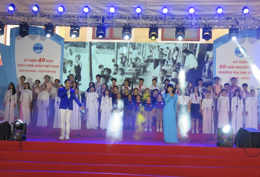 Tiết mục văn nghệ có đầy đủ đại diện giáo viên, học viên, sinh viên và học sinh của trường. Ảnh: PA Tiết mục văn nghệ có đầy đủ đại diện giáo viên, học viên, sinh viên và học sinh của trường. Ảnh: PA