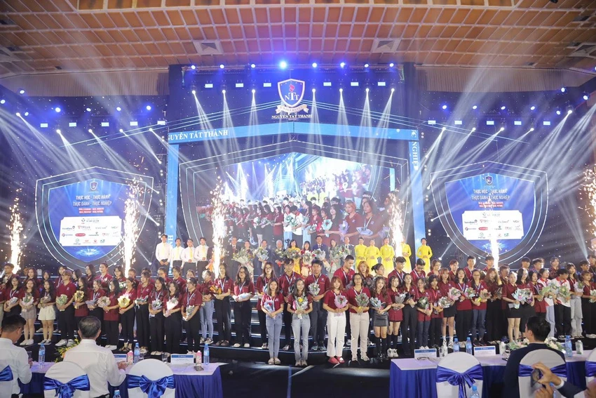 Đại diện học viên, sinh viên Trường ĐH Nguyễn Tất Thành gửi tặng những bó hoa đến tất cả thầy, cô giáo có mặt tại buổi lễ Đại diện học viên, sinh viên Trường ĐH Nguyễn Tất Thành gửi tặng những bó hoa đến tất cả thầy, cô giáo có mặt tại buổi lễ