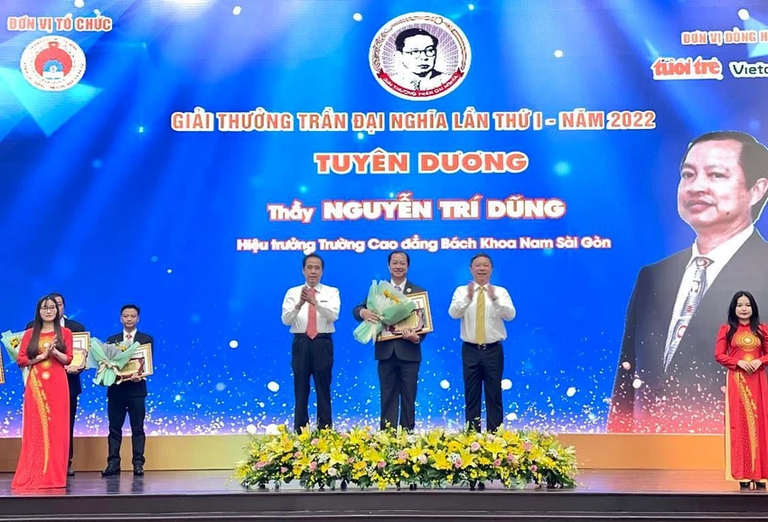 Phó chủ tịch UBND TP.HCM Dương Anh Đức và ông Nguyễn Văn Lâm trao giải thưởng cho nhà giáo đạt giải. Ảnh: CTV