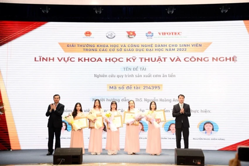 Nhóm sinh viên nghiên cứu về cơm ăn liền được trao giải nhất tại cuộc thi Giải thưởng Khoa học và Công nghệ. Nhóm sinh viên nghiên cứu về cơm ăn liền được trao giải nhất tại cuộc thi Giải thưởng Khoa học và Công nghệ.