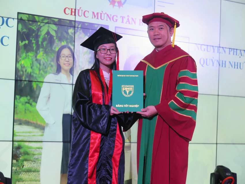 PGS-TS-BS Nguyễn Thanh Hiệp trao bằng tốt nghiệp cho các tân khoa. Ảnh: P.A