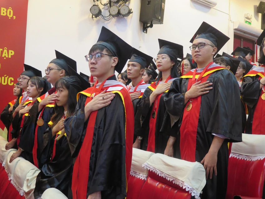 Các tân bác sĩ, cử nhân làm lễ tuyên thệ tại buổi lễ. Ảnh: PA