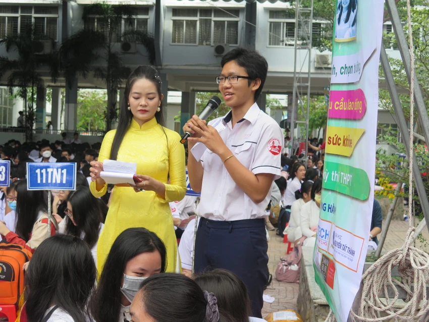 Ngày hội tư vấn tuyển sinh tại Trường THPT Gia Định "sốt' với câu hỏi về bất động sản. Ảnh: PA Ngày hội tư vấn tuyển sinh tại Trường THPT Gia Định "sốt' với câu hỏi về bất động sản. Ảnh: PA