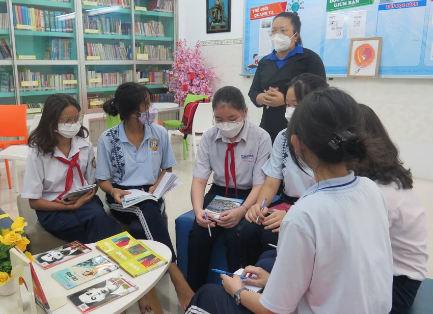 Cô trò Trường THCS Lạc Hồng (quận 10) trong một buổi hướng dẫn học tại thư viện trường. Ảnh: P.ANH chatgpt ảnh hưởng ra sao đến giáo dục