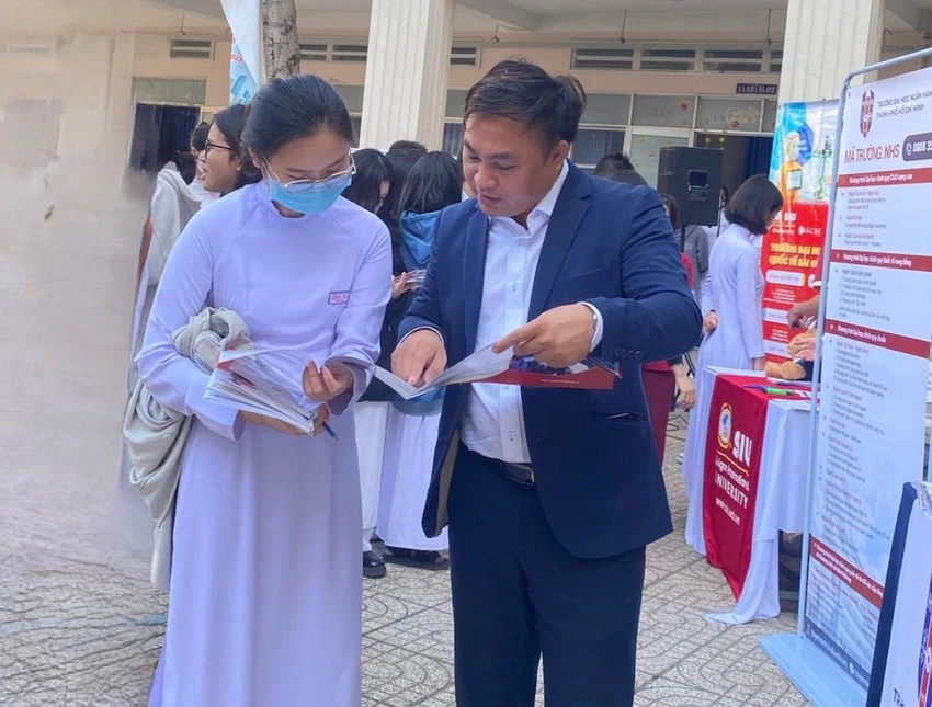 Thí sinh tìm hiểu và trao đổi thông tin tuyển sinh với đại diện Trường ĐH Ngân hàng TP.HCM. Ảnh: ANH VŨ Thí sinh tìm hiểu và trao đổi thông tin tuyển sinh với đại diện Trường ĐH Ngân hàng TP.HCM. Ảnh: ANH VŨ