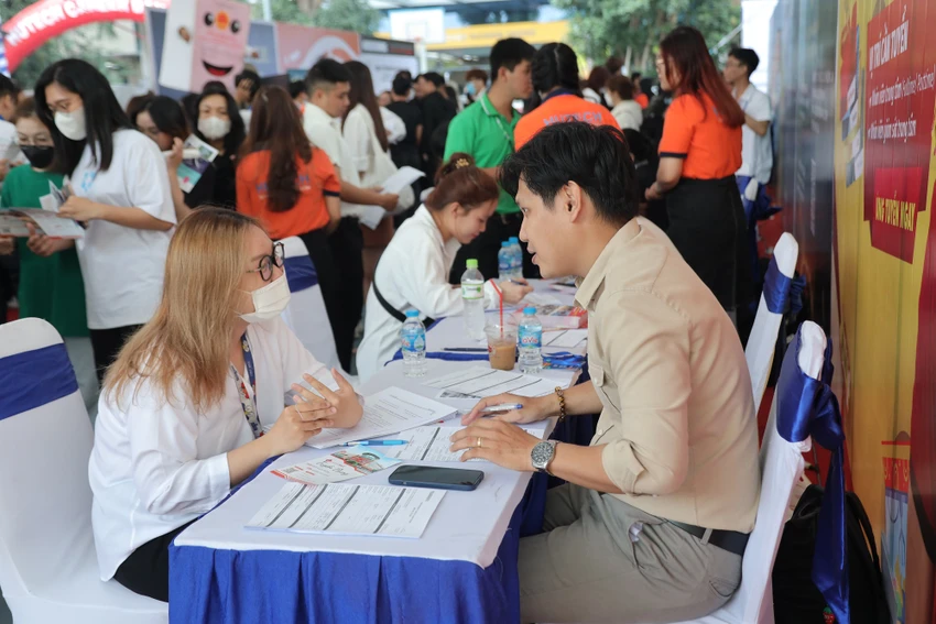 Sinh viên khối ngành kinh tế được nhà tuyển dụng phỏng vấn trực tiếp tại các gian hàng. Ảnh: NT Sinh viên khối ngành kinh tế được nhà tuyển dụng phỏng vấn trực tiếp tại các gian hàng. Ảnh: NT