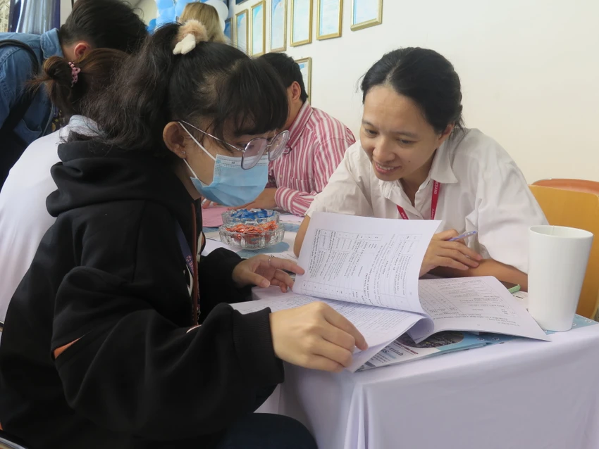 Sinh viên tìm hiểu và được tư vấn về chương trình đào tạo song ngành. Ảnh: PA