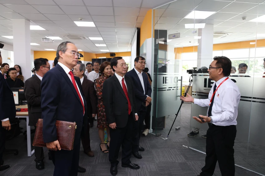 Lãnh đạo các Bộ, ngành, địa phương và quan khách tham quan trung tâm tại lễ ra mắt. Ảnh: BTC Lãnh đạo các Bộ, ngành, địa phương và quan khách tham quan trung tâm tại lễ ra mắt. Ảnh: BTC
