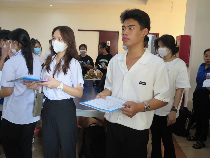 Nhiều thí sinh đến từ rất sớm để chờ vào phòng thi tại điểm thi Trường ĐH Quốc tế. Ảnh: PA Nhiều thí sinh đến từ rất sớm để chờ vào phòng thi tại điểm thi Trường ĐH Quốc tế. Ảnh: PA