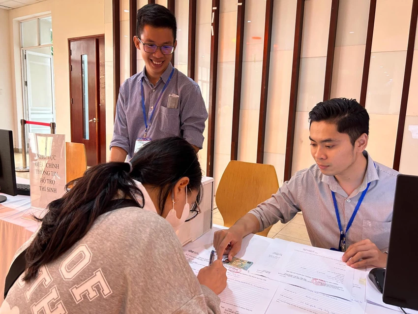 Khu vực ghi nhận điều chỉnh giấy báo dự thi cho thí sinh. Ảnh: PA Khu vực ghi nhận điều chỉnh giấy báo dự thi cho thí sinh. Ảnh: PA