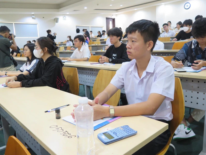 Thí sinh đến sớm và có mặt ở phòng thi nghe phổ biến quy chế. Ảnh: PA Thí sinh đến sớm và có mặt ở phòng thi nghe phổ biến quy chế. Ảnh: PA