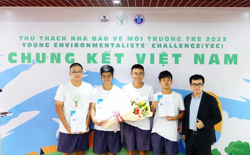 Đại diện Ban tổ chức trao giải thưởng cho nhóm giảnh giải nhất tại cuộc thi