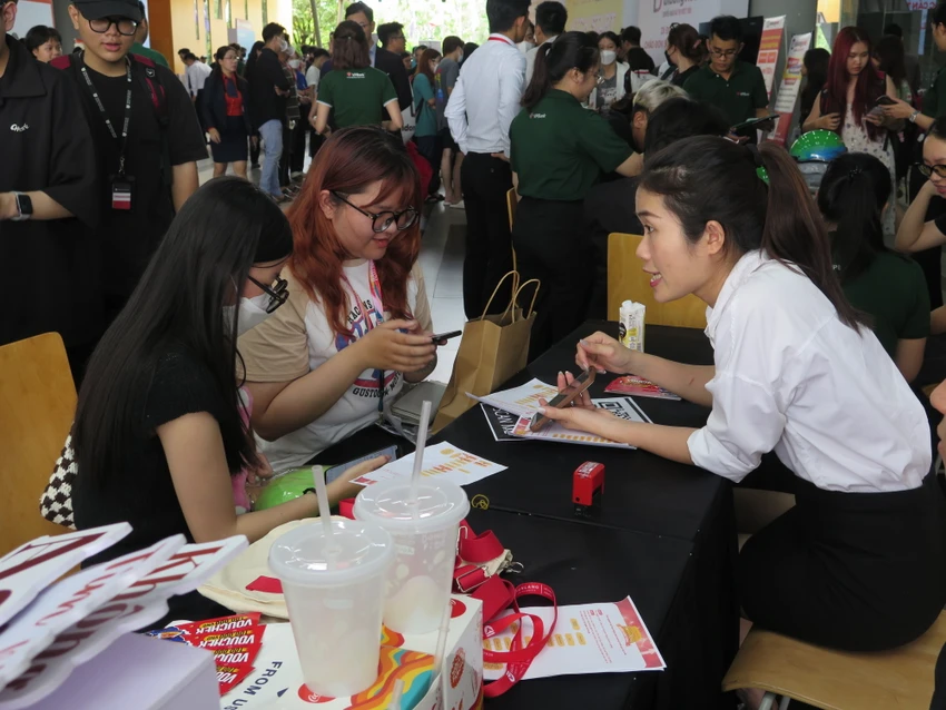 Các sinh viên tìm hiểu việc làm tại các gian hàng của doanh nghiệp ở ngày hội. Ảnh: P.A Các sinh viên tìm hiểu việc làm tại các gian hàng của doanh nghiệp ở ngày hội. Ảnh: P.A