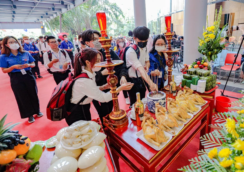 Những sinh viên tiêu biểu thực hiện nghi thức dâng hương báo công Những sinh viên tiêu biểu thực hiện nghi thức dâng hương báo công