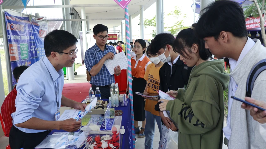 Thí sinh tìm hiểu thông tin tuyển sinh vào Trường ĐH Khoa học tự nhiên. Ảnh: CTV Thí sinh tìm hiểu thông tin tuyển sinh vào Trường ĐH Khoa học tự nhiên. Ảnh: CTV