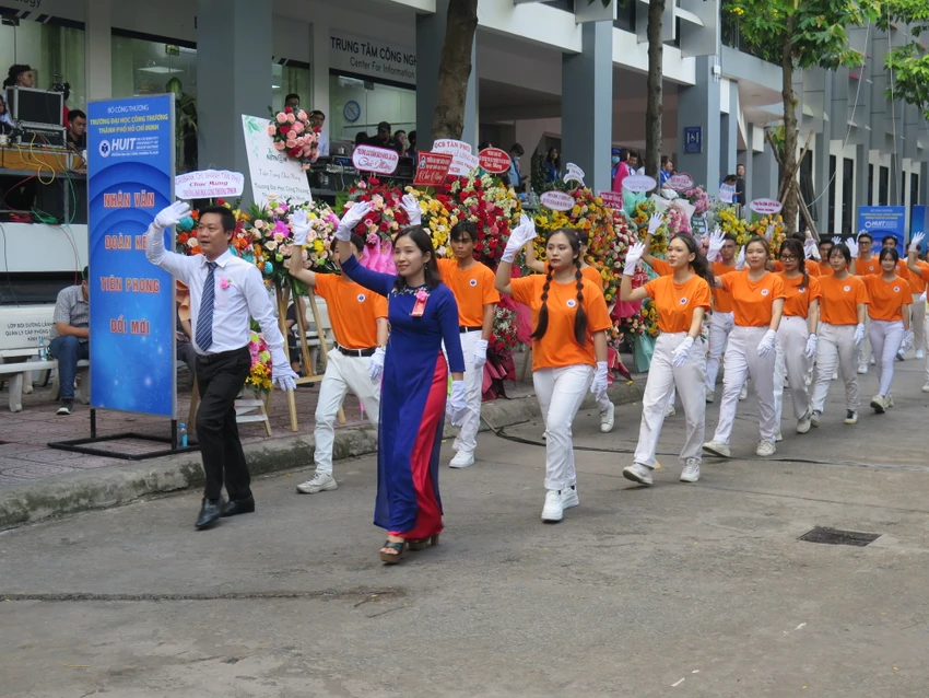 Đại diện cán bộ, giảng viên và sinh viên các khoa diễu hành ra mắt tại buổi lễ. Ảnh: P.ANH Đại diện cán bộ, giảng viên và sinh viên các khoa diễu hành ra mắt tại buổi lễ. Ảnh: P.ANH