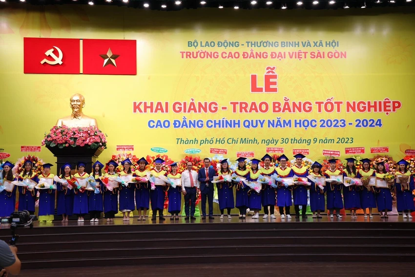 hoc-bong-tan-sinh-vien-truong-dai-viet (1).jpg