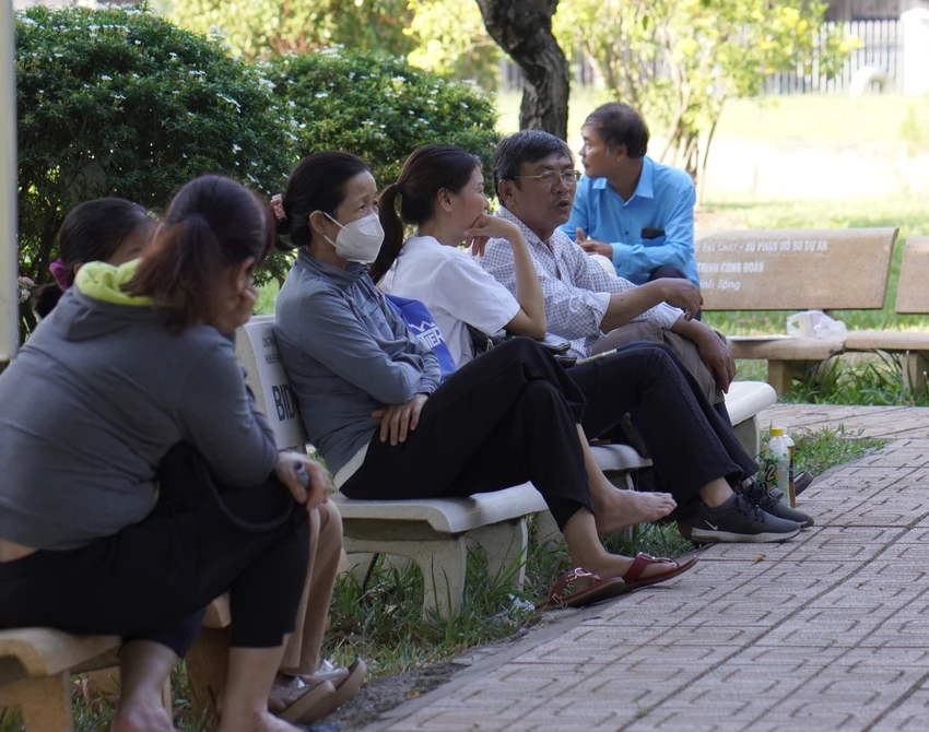 Phụ huynh chờ con thi đánh giá năng lực