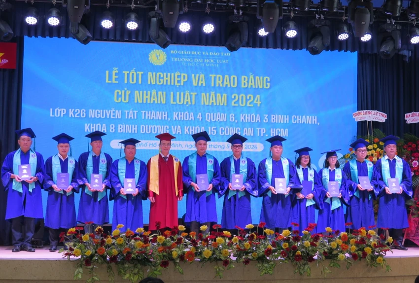 truong-dh-luat-tphcm-tot-nghiep-cu-nhan (1).JPG