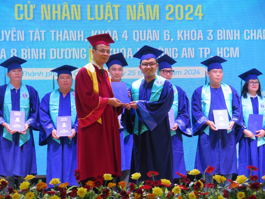 truong-dh-luat-tphcm-tot-nghiep-cu-nhan (2).JPG