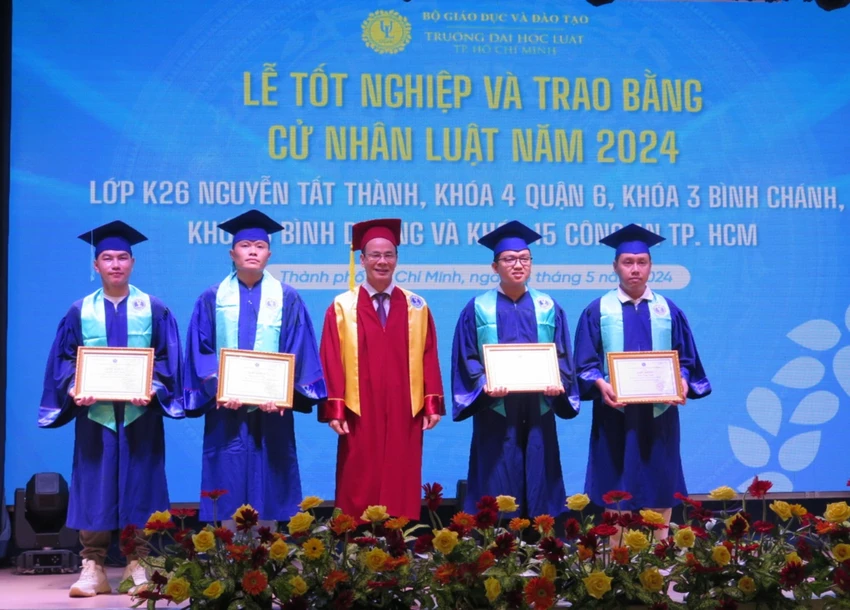 Trường ĐH Luật TP.HCM tốt nghiệp cử nhân