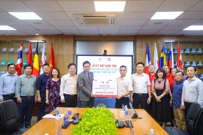 Trường ĐH Luật TP.HCM và Quỹ Tâm Tài Việt ký kết, trao tặng quỹ học bổng cho sinh viên